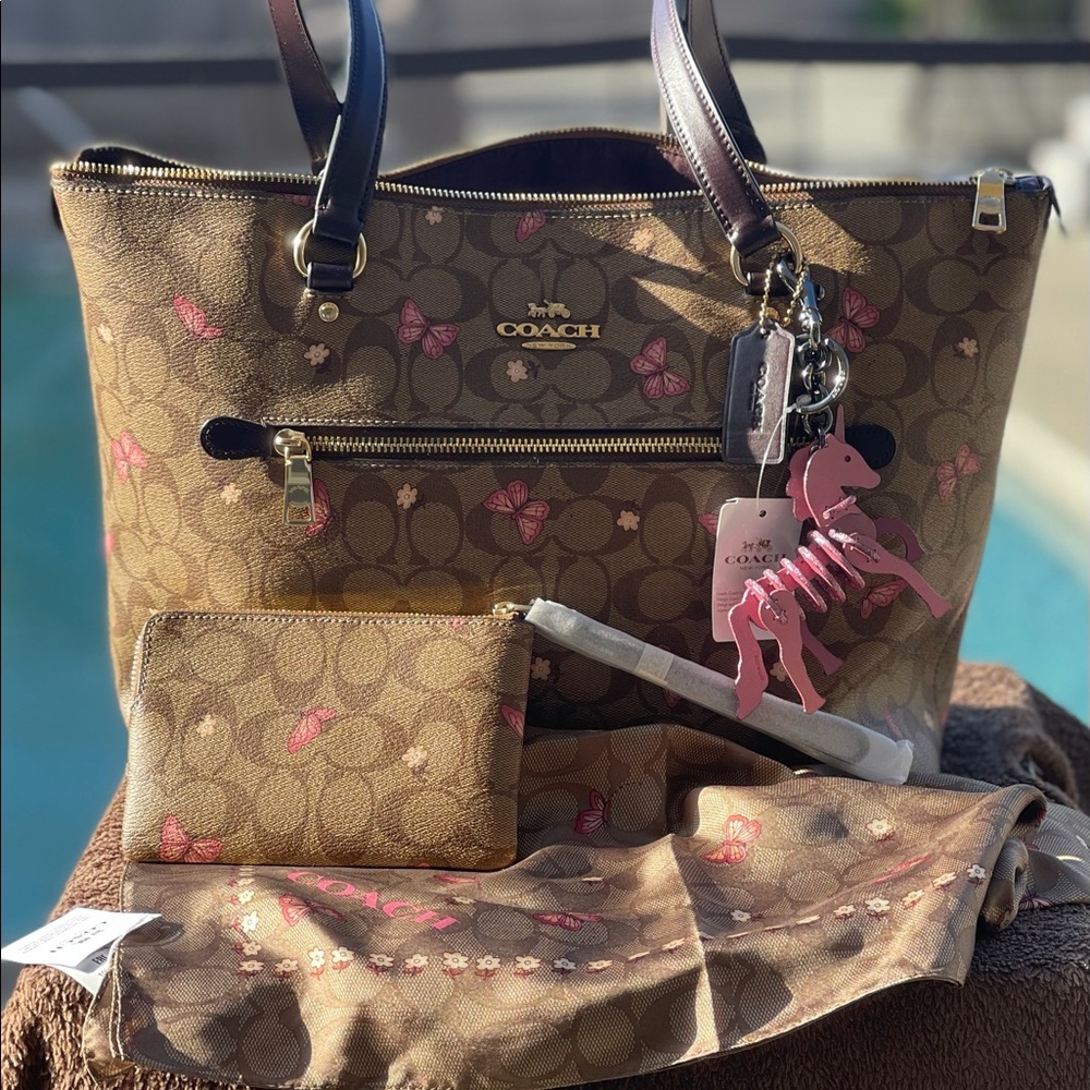 ❌Sold❌ Coach Tote and EXTRAS! EXTRAS!!